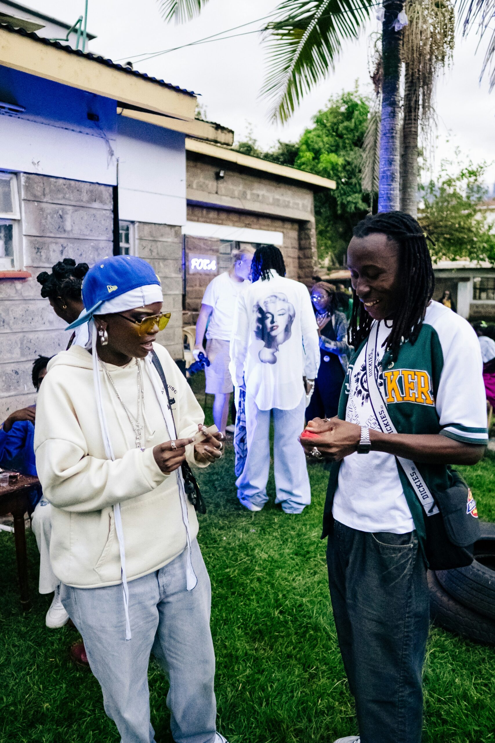 ケニアで人々が時間をともにする日常の風景